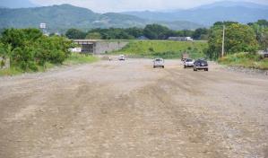 Comunitarios dicen construcción de circunvalación de Los Alcarrizos está lenta