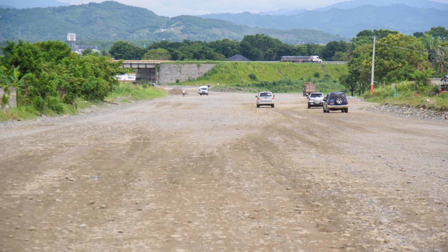 Comunitarios dicen construcción de circunvalación de Los Alcarrizos está lenta