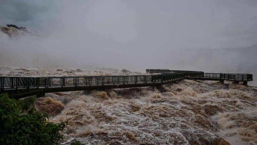 Cierran cataratas del Iguaz&uacute; por alertas de crecidas en Argentina debido al El Ni&ntilde;o