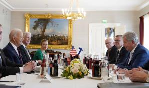 Biden cierra su gira europea en Finlandia, el nuevo miembro de la OTAN