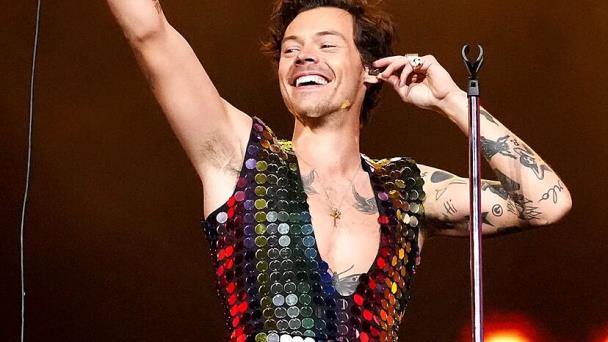 Carismático y encantador, Harry Styles enloquece al público en Barcelona