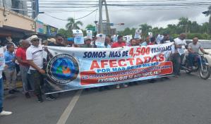 Afectados por Investor Winner se manifiestan frente a la Fiscalía de Higüey