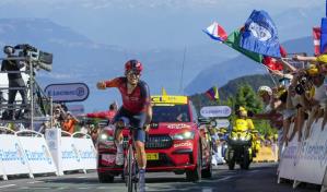 Kwiatkowski gana etapa de montaña y Pogacar reduce margen con Vingegaard en la general