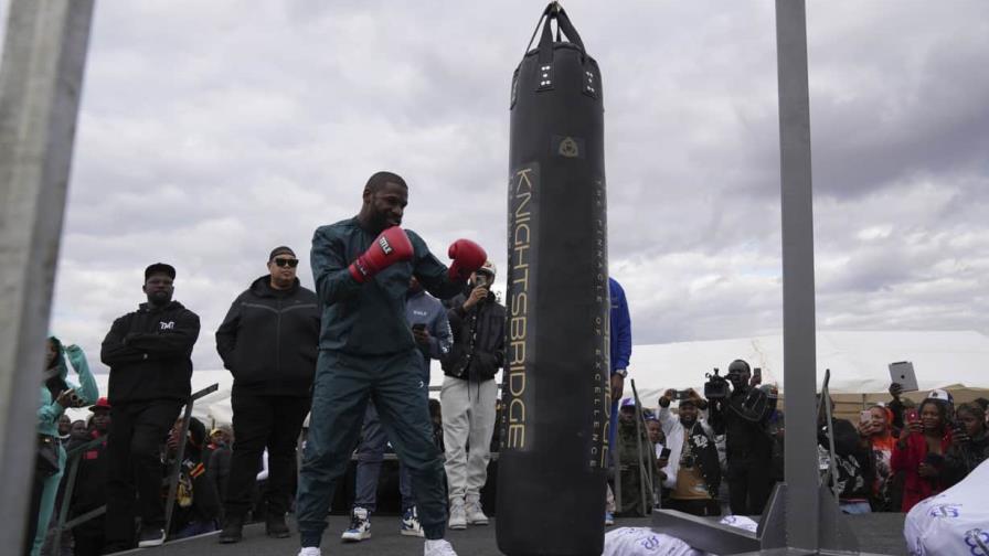 Mayweather divierte al público en Zimbabue durante gira.