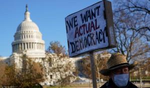 Apenas 10 % aprueba la manera en que la democracia funciona en EEUU, dice encuesta