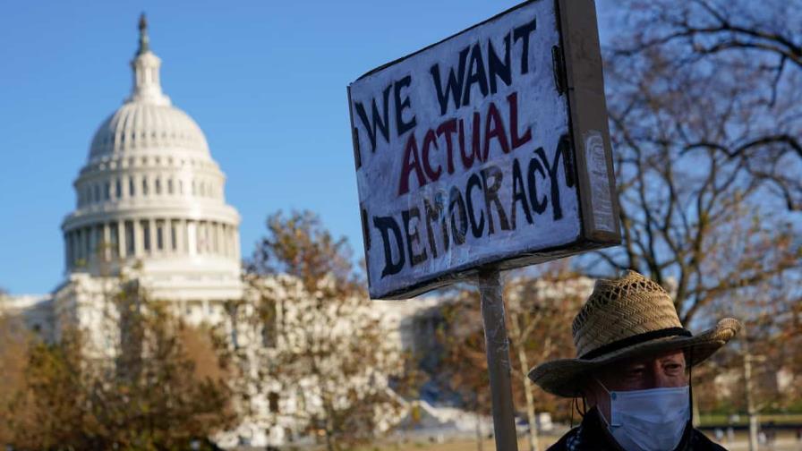 Apenas 10 % aprueba la manera en que la democracia funciona en EEUU, dice encuesta