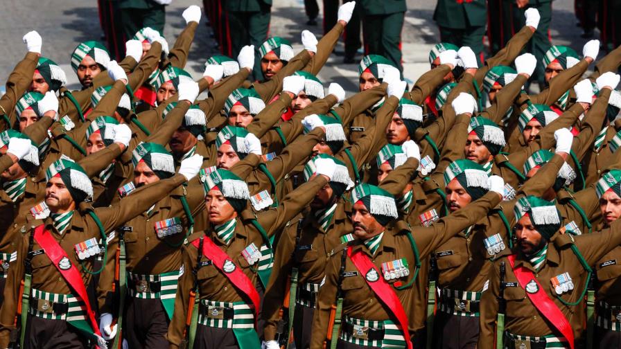 Francia celebra el 14 de julio con desfile militar y menos fiesta