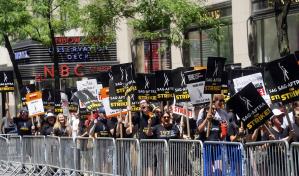 Los actores de Hollywood toman las calles con entusiasmo en su primer día de huelga