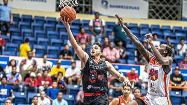 Leones resisten presión de Reales y están un triunfo de la final de la LNB
