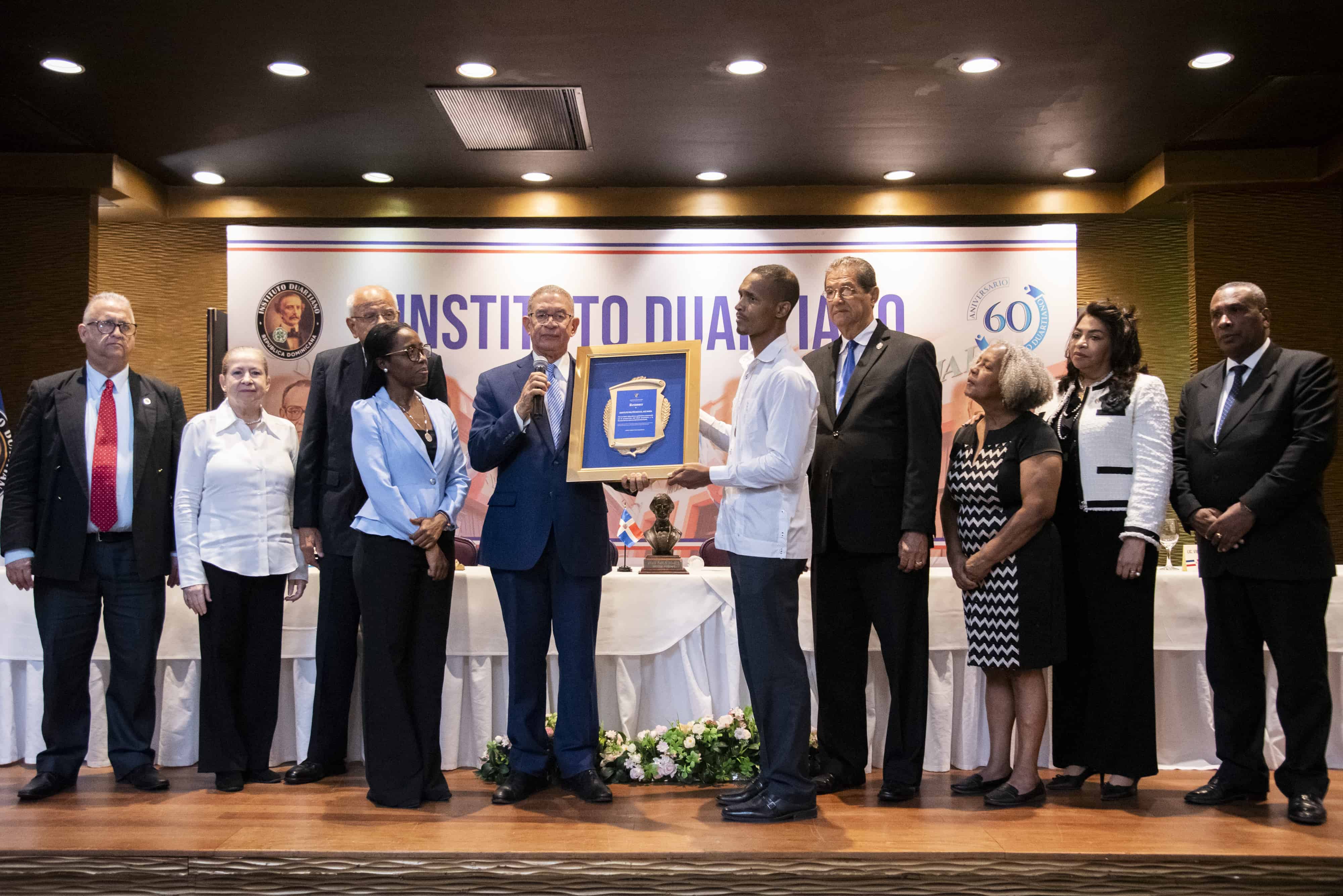 El profesor Eduardo Rey Rivas Díaz recibe el reconocimiento del Instituto Duartiano.