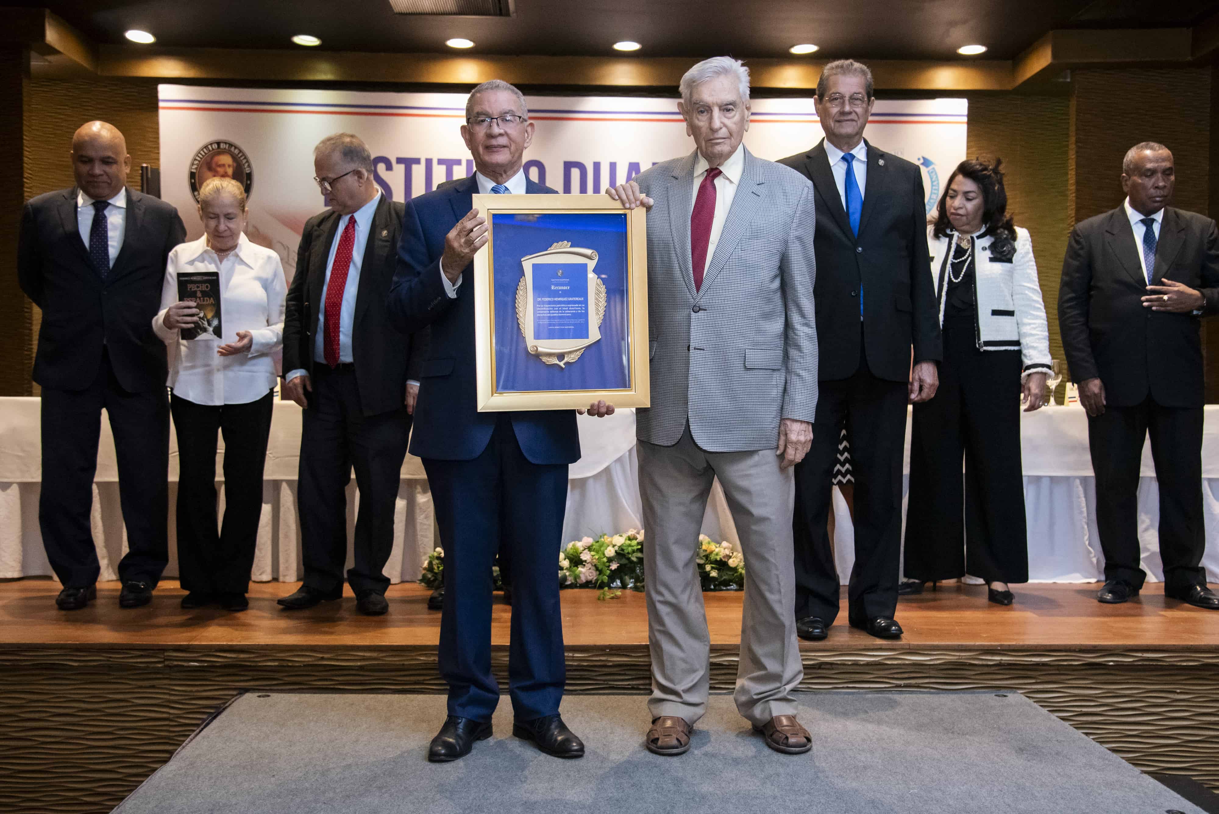 El periodista y escritor Federico Henríquez Grateraux fue homenajeado durante el evento.