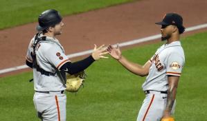 Camilo Doval salva y Gigantes vencen 3-1 a los Piratas