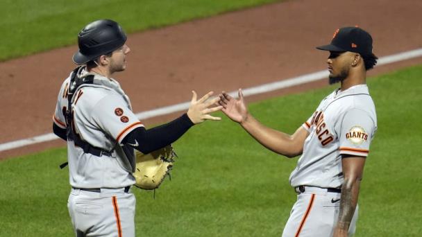 Camilo Doval salva y Gigantes vencen 3-1 a los Piratas