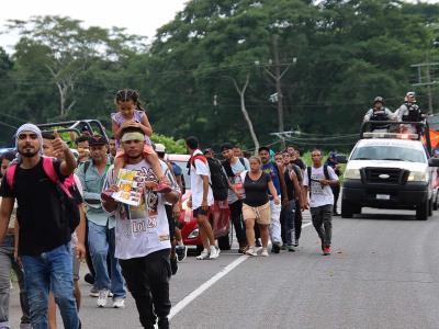 México: 1,200 migrantes salen para unirse a caravana