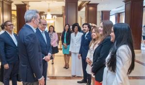 Abinader llega a Bruselas para participar en la III Cumbre UE-Celac de Jefes de Estado y de Gobierno