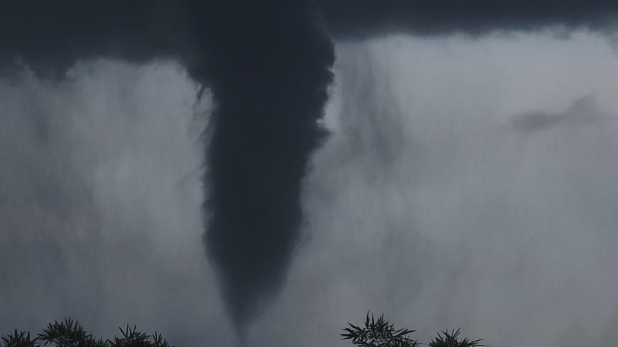 Un tornado provoca caídas de árboles y del tendido eléctrico en Puerto Rico
