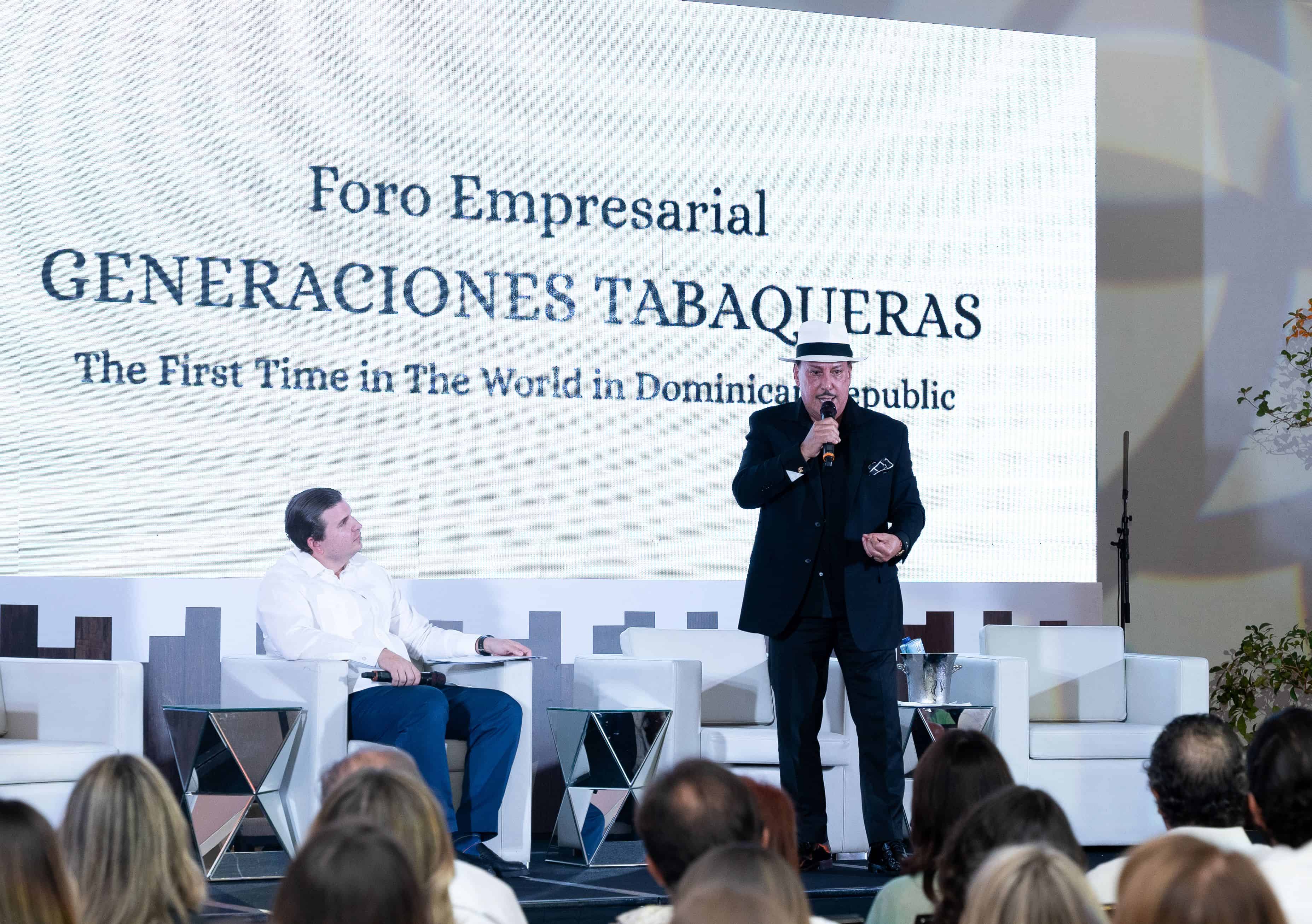 Carlo-Carlito- Fuente durante su exposición y su moderador Andrés Marranzini.