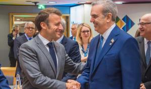 El cordial encuentro entre Abinader y Emmanuel Macron en Bruselas