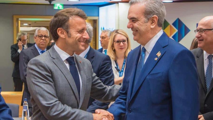 El cordial encuentro entre Abinader y Emmanuel Macron en Bruselas