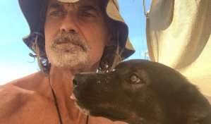 Rescatan a un marinero y a su perra tras varios meses varados en el Pacífico