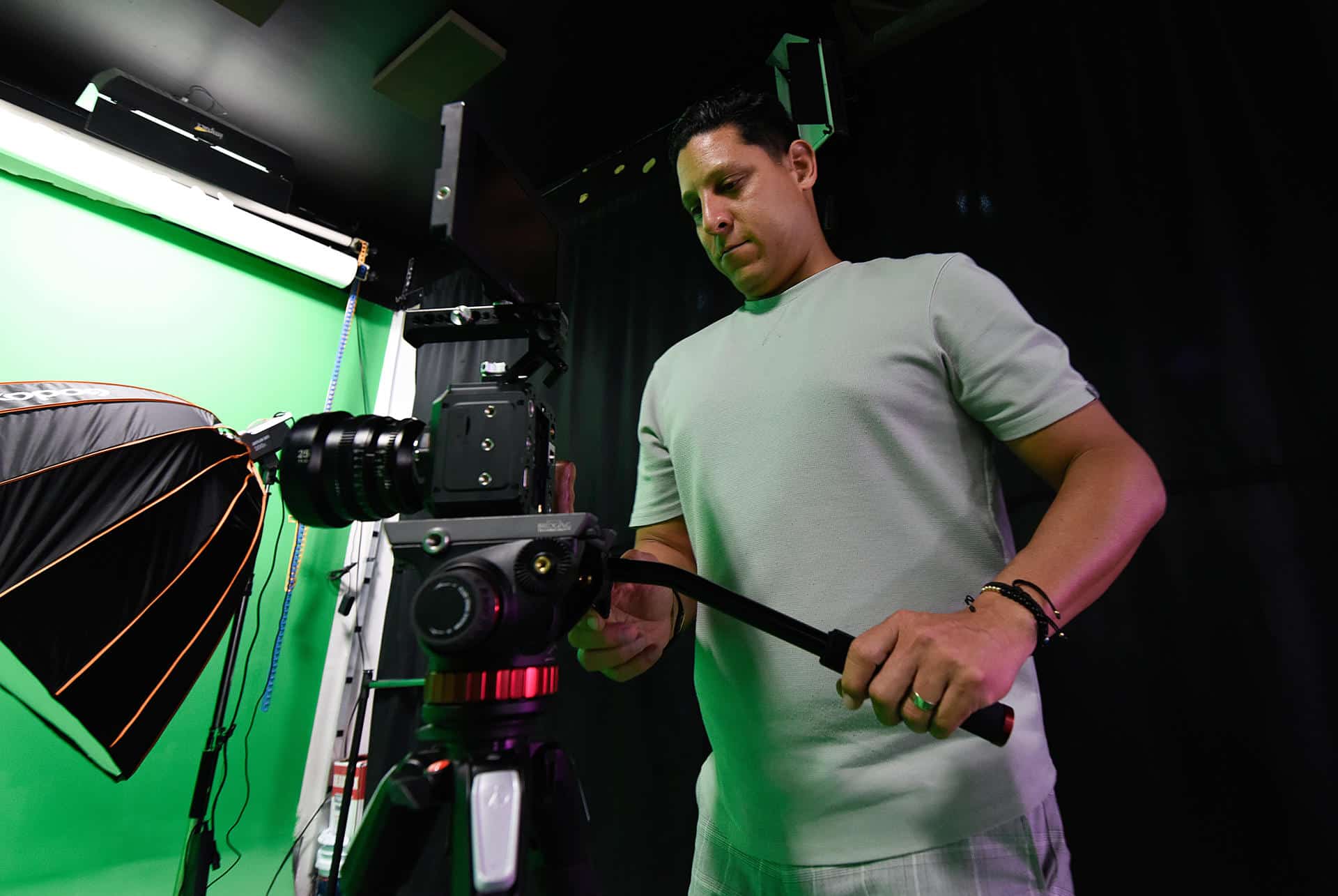 El director creativo y de innovación de New Discovery Agency, Jonalex Herrera, labora en su empresa el 16 de julio de 2023 en Ciudad Juárez, Chihuahua (México). Una comunidad de más de 500 venezolanos ha encontrado el éxito económico en Ciudad Juárez, en la frontera norte de México, donde se han afincado en medio de las crecientes restricciones migratorias de Estados Unidos y el récord de solicitudes de refugio en el país. 