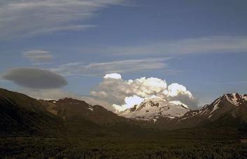 Volcán en Alaska expulsa enorme nube de ceniza; alertan a pilotos