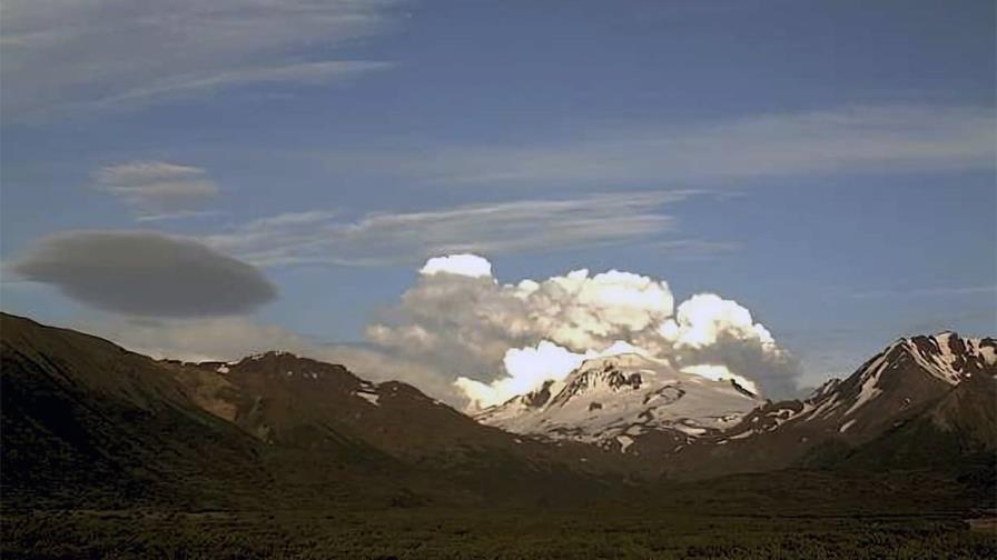 Volcán en Alaska expulsa enorme nube de ceniza; alertan a pilotos