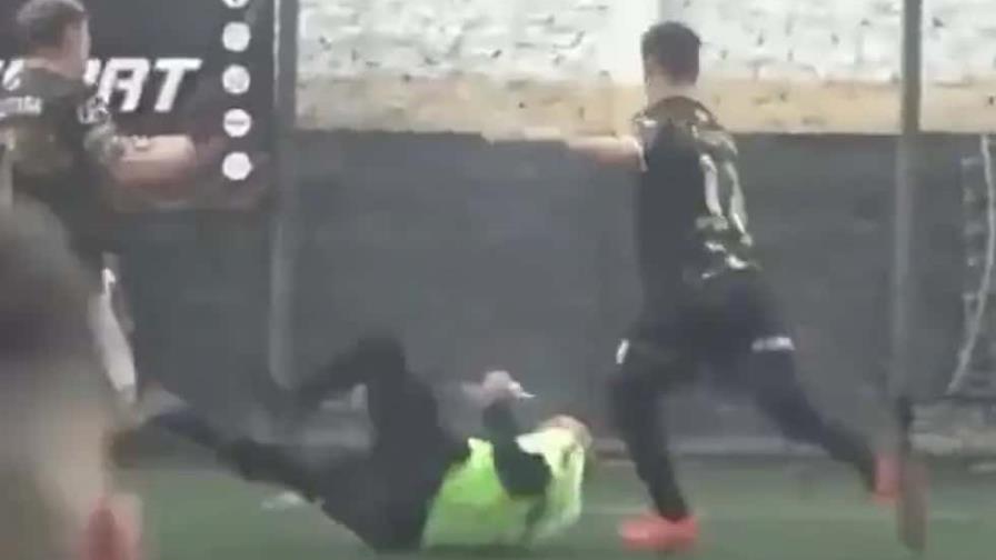 Jugador de fútbol se suicida tras incidente en el que pateó la cabeza de un árbitro