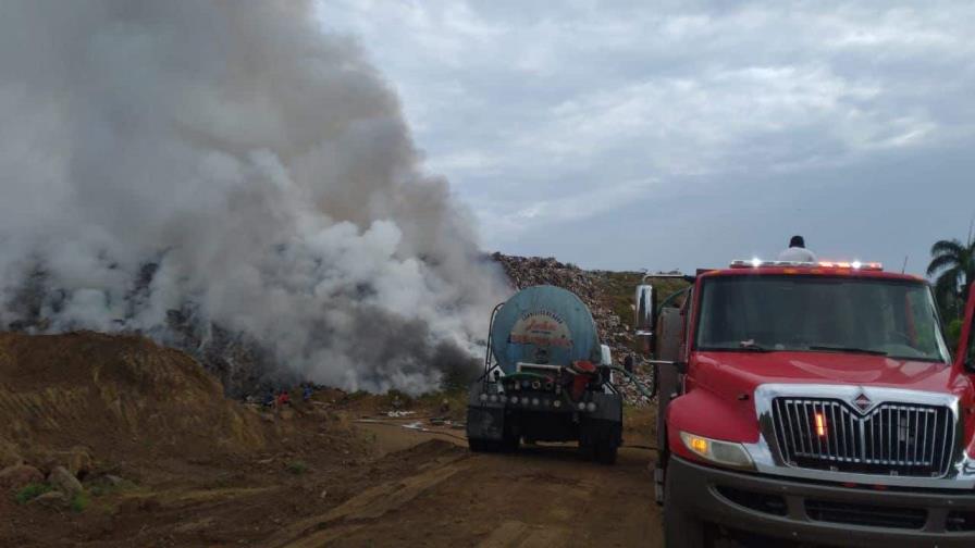 Fuego en vertedero de Puerto Plata tiene tres días