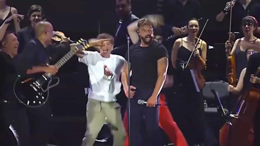 Hijos de Ricky Martin sorprenden a su padre en el escenario durante un concierto