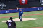 El doctor Ramón Tallaj lanza la primera bola en el Citi Field El doctor Ramón Tallaj lanza la primera bola en el Citi Field