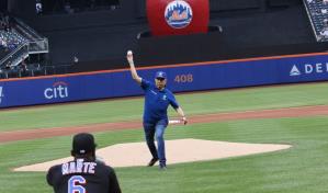 El doctor Ramón Tallaj lanza la primera bola en el Citi Field