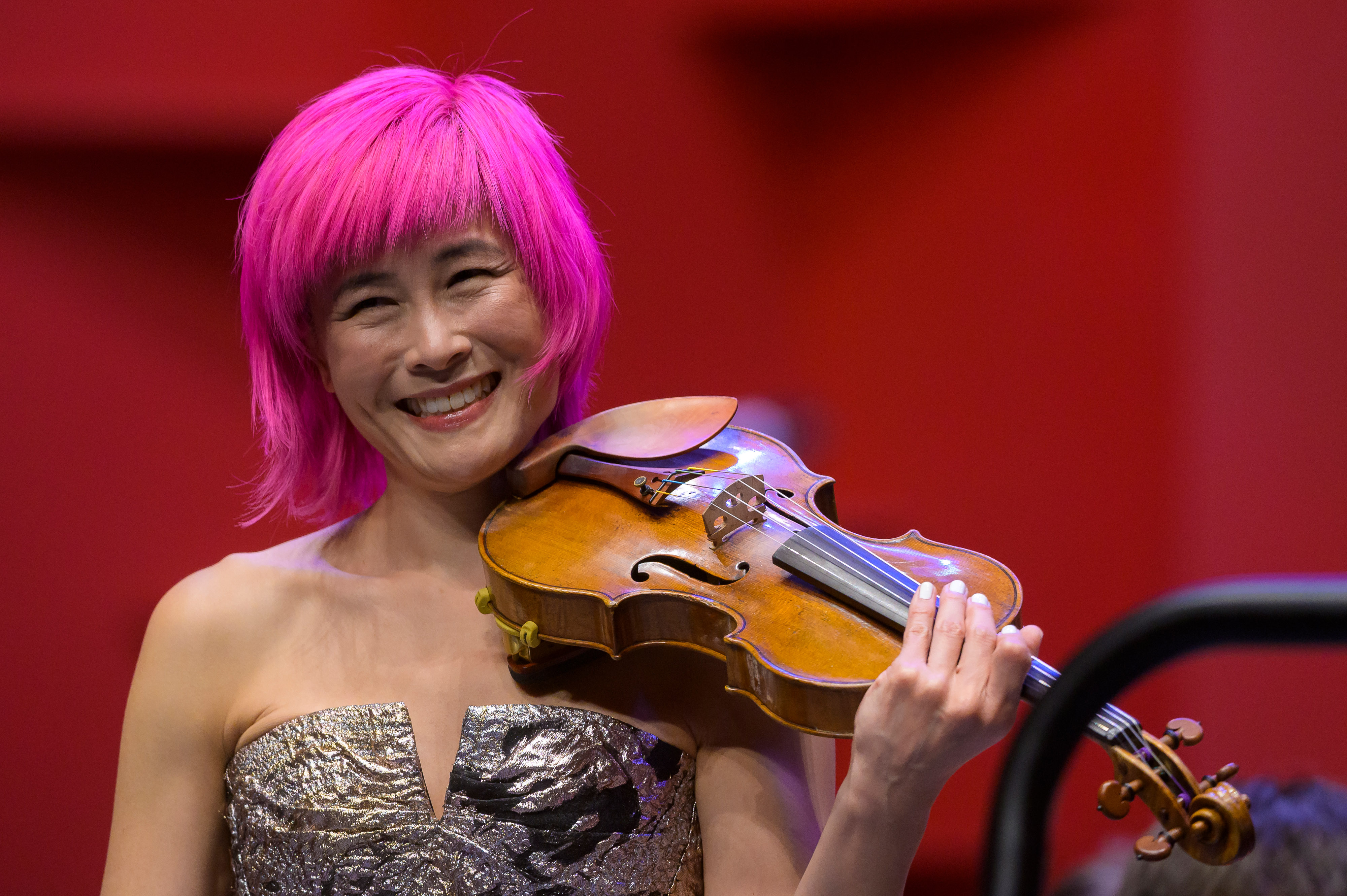 La solista  Jennifer Koh, ganadora del premio Grammy, se destacó por su virtuosa e implecable interpretación.