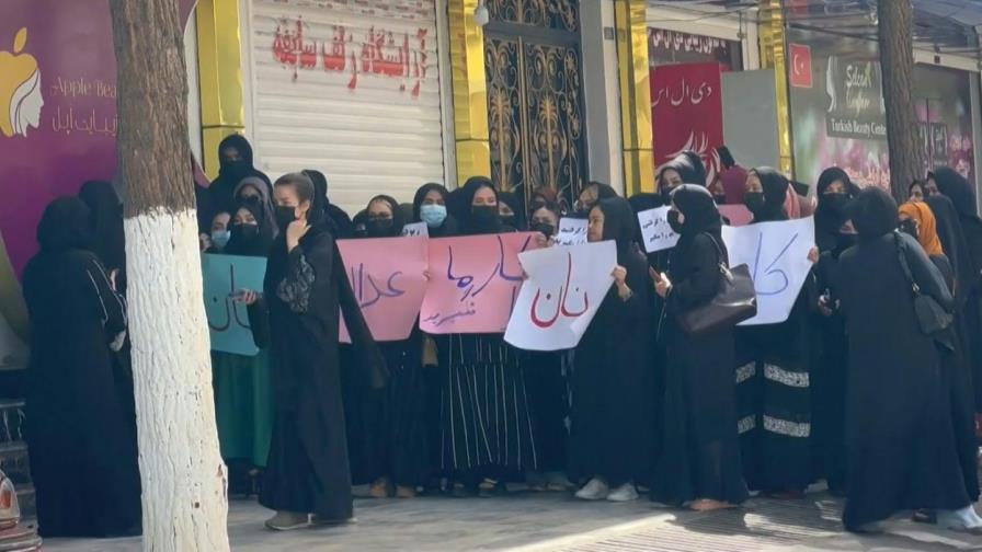 Afganas protestan en Kabul contra el cierre de los salones de belleza