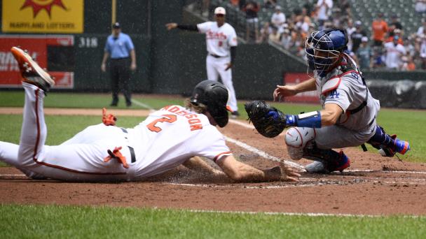 Orioles superan a Dodgers y evitan perder la serie por barrida