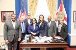 Congresista María Elvira Salazar recibe delegación de dominicanos