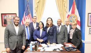 Congresista María Elvira Salazar recibe delegación de dominicanos