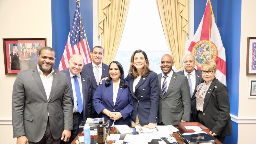 Congresista María Elvira Salazar recibe delegación de dominicanos
