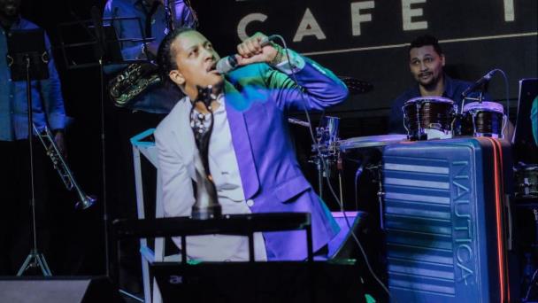 Gerald Ogando lleva sus parodias y humor político a Chao Café Teatro