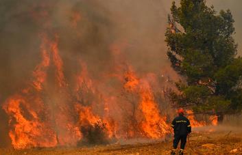 España, Francia y Túnez se suman a los países que luchan por controlar incendios