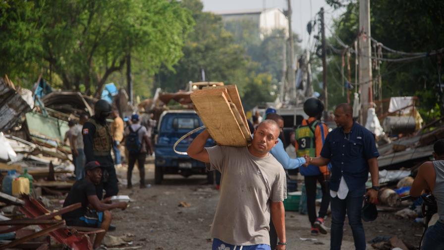 Alcaldía de SDO explica el porqué destruyó puestos de vendedores del Mercado de Herrera