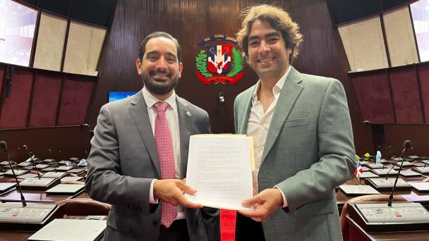 Proyecto de ley propone debates obligatorios para candidatos presidenciales