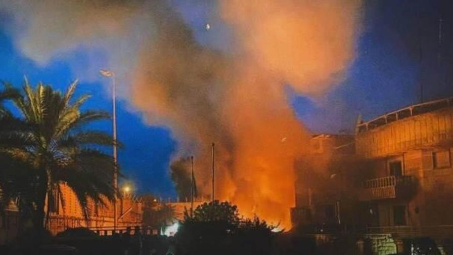 Manifestantes iraquíes incendian la embajada sueca en Bagdad