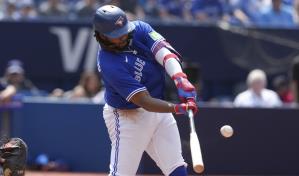 Guerrero y Kirk jonronean y los Azulejos blanquean a los Padres