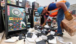 Ministerio de Hacienda destruye 1,815 equipos usados para apuestas ilegales