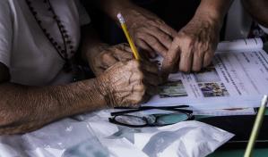 Costo de alfabetización de adultos no cuadra en los últimos años