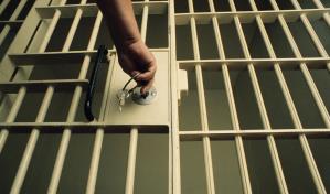 Hallan a tres presos ahorcados en dos cárceles de Ecuador