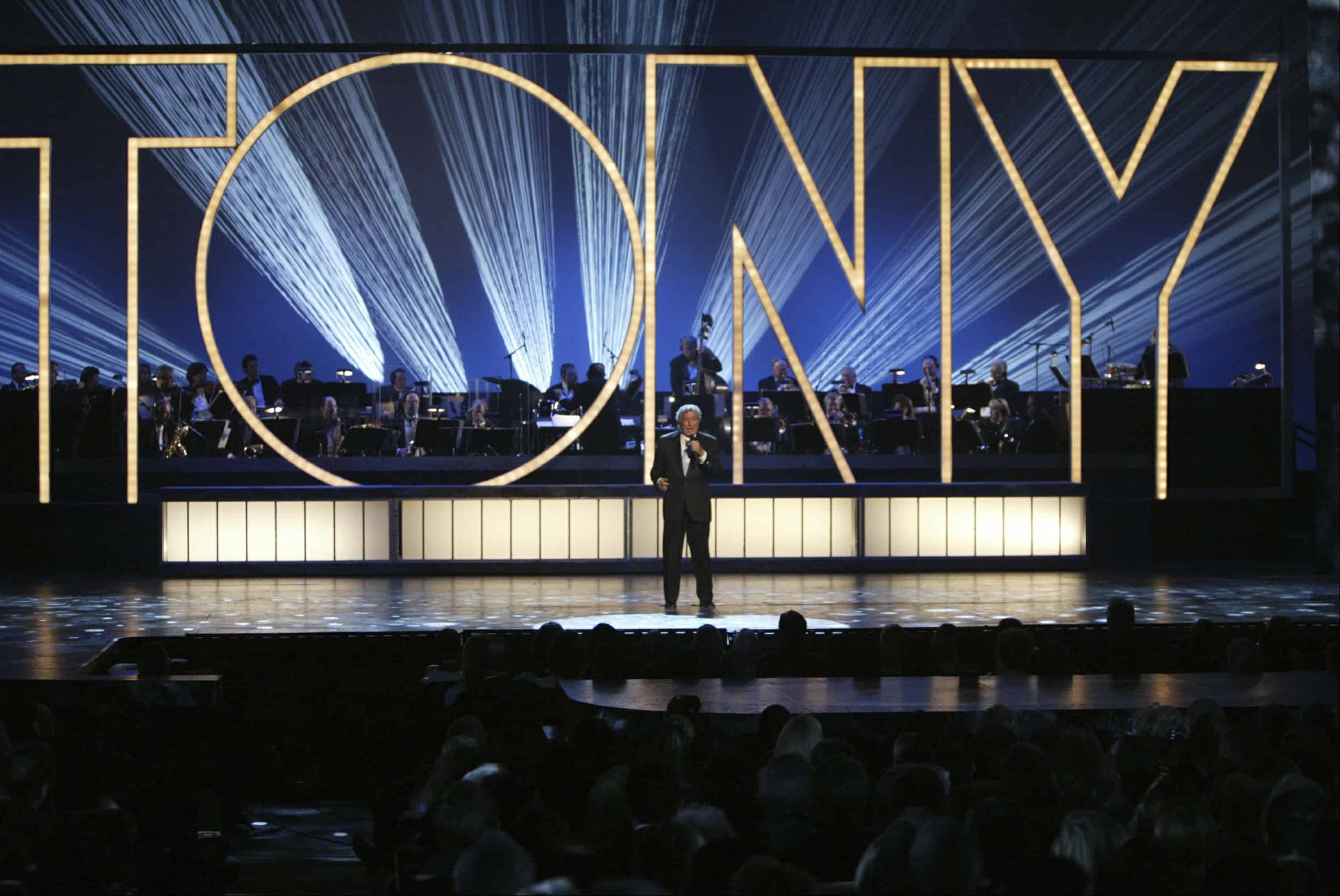 ARCHIVO - El cantante Tony Bennett se presenta durante la 58.a entrega anual de los premios Tony el domingo 6 de junio de 2004 en el Radio City Music Hall de Nueva York.