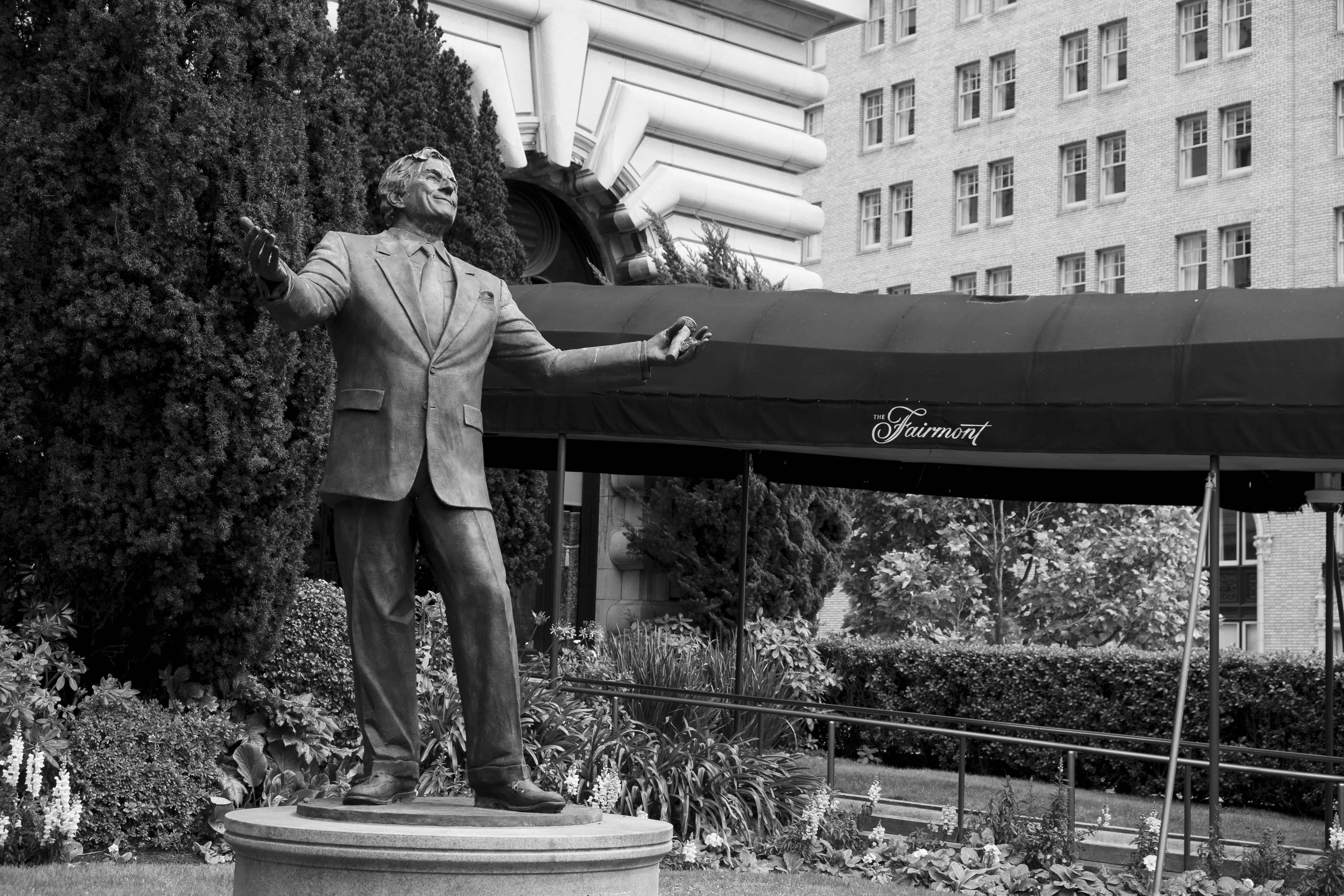 ARCHIVO - Una estatua del cantante Tony Bennett frente al cerrado Hotel Fairmont en San Francisco el 17 de abril de 2020. Bennett, el eminente y atemporal estilista cuya devoción por las canciones estadounidenses clásicas y su habilidad para crear nuevos estándares como I Left My Heart In San Francisco.