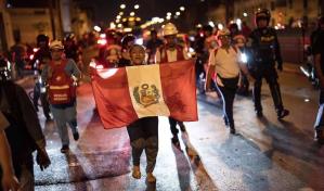 Los manifestantes organizan en vigilia por la democracia en Lima